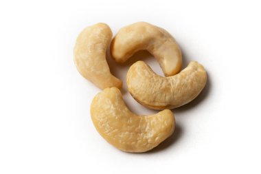 Beyaz arka planda kaju fıstığı.