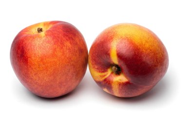 Beyaz arka planda taze sulu nektarinler