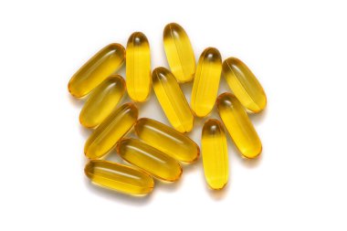 Beyaz zemin üzerinde omega-3 balık yağı kapsülleri