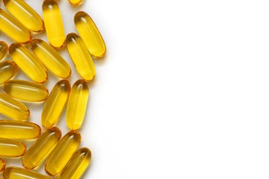 Beyaz zemin üzerinde omega-3 balık yağı kapsülleri