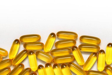 Beyaz zemin üzerinde omega-3 balık yağı kapsülleri