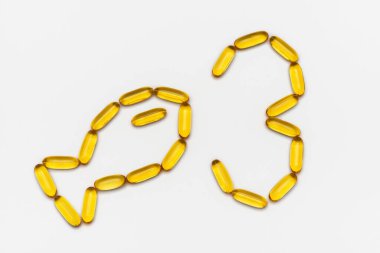 Beyaz zemin üzerinde omega-3 balık yağı kapsülleri