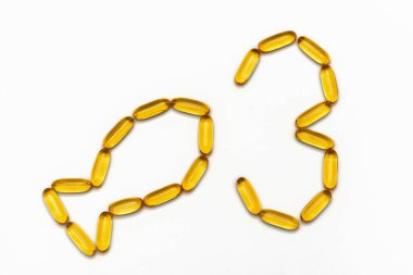 Beyaz zemin üzerinde omega-3 balık yağı kapsülleri