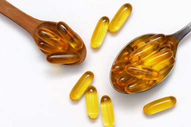 Beyaz zemin üzerinde omega-3 balık yağı kapsülleri