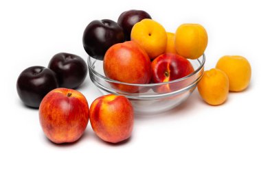 beyaz arkaplanda nektarin, şeftali ve erik