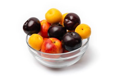 Nektarin, şeftali ve erik beyaz arka planda cam bir kasede