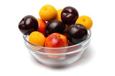 Nektarin, şeftali ve erik beyaz arka planda cam bir kasede