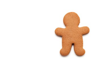 Beyaz arka planda izole edilmiş tek bir zencefilli kurabiye, tatil ve kış pişirme kavramları için mükemmel.