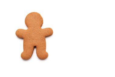 Beyaz arka planda izole edilmiş tek bir zencefilli kurabiye, tatil ve kış pişirme kavramları için mükemmel.