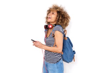 Yan cep telefonu kulaklık ve paket ile gülen genç siyah kadın portresi