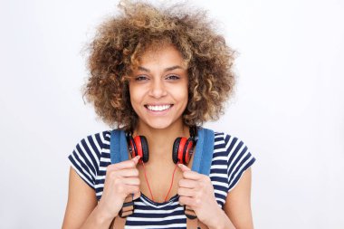 Kadın genç gülümseyen, açık portre siyah beyaz duvara