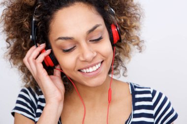 Kulaklık ile müzik dinlemek güzel genç Afro-Amerikan kadın portresi kapatın