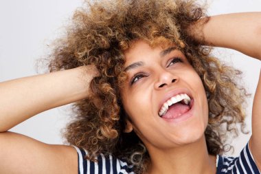 Neşeli genç eller ile gülüyor siyah kadın saç ve ararken portresi kapatın