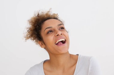 Gülüyor ve bakarken mutlu genç Afro-Amerikan kadın portresi kapatın