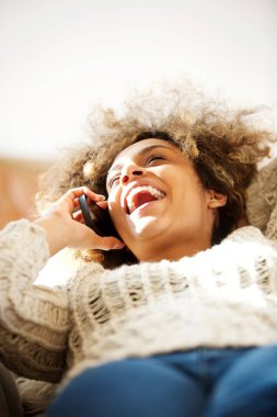 Telefonda konuşan ve gülen mutlu Afrikalı-Amerikalı kadın portresi