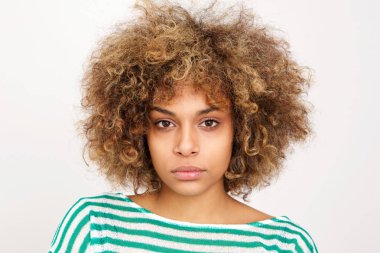 Beyaz arka plan karşı ciddi genç Afro-Amerikan kadın portresi kapatın