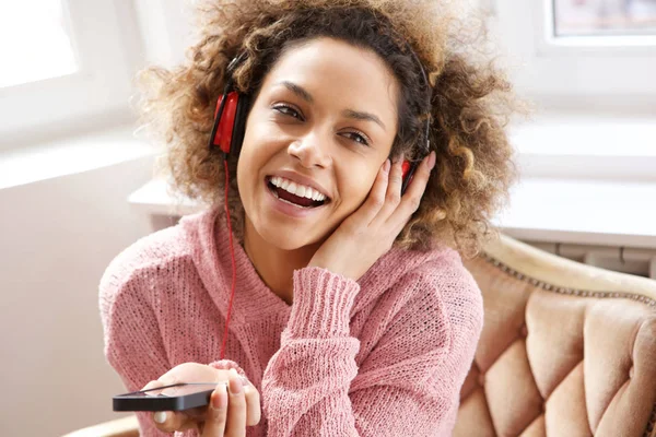 Close Retrato Mulher Americana Africana Feliz Sorrindo Ouvindo Música Com — Fotografia de Stock