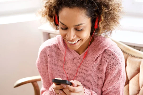 Primer Plano Retrato Una Joven Afroamericana Mirando Teléfono Móvil Escuchando — Foto de Stock