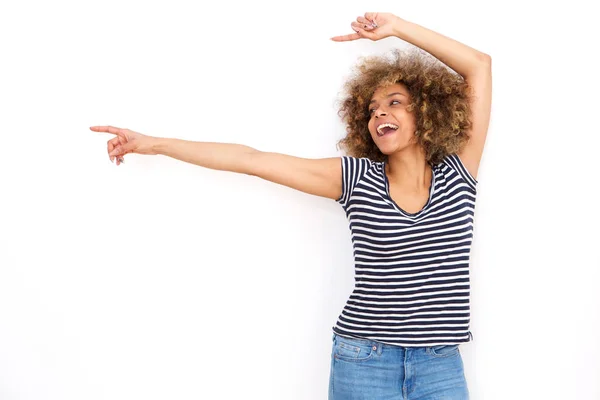 Retrato Mujer Negra Joven Feliz Señalando Los Dedos Hacia Lado —  Fotos de Stock