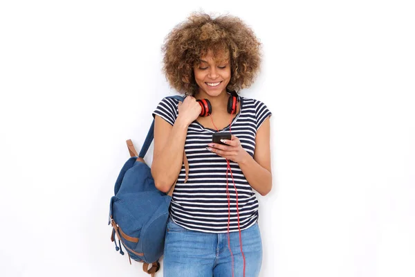 Portret Van Glimlachen Zwarte Afrikaanse Vrouw Met Mobiel Zak Tegen — Stockfoto