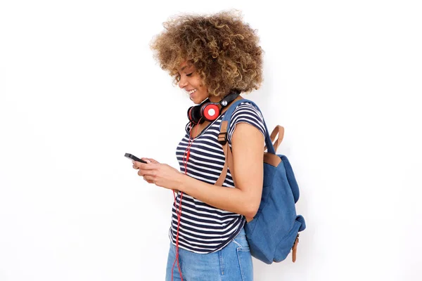 Sida Porträtt Ung Svart Kvinna Med Mobiltelefon Och Väska Mot — Stockfoto