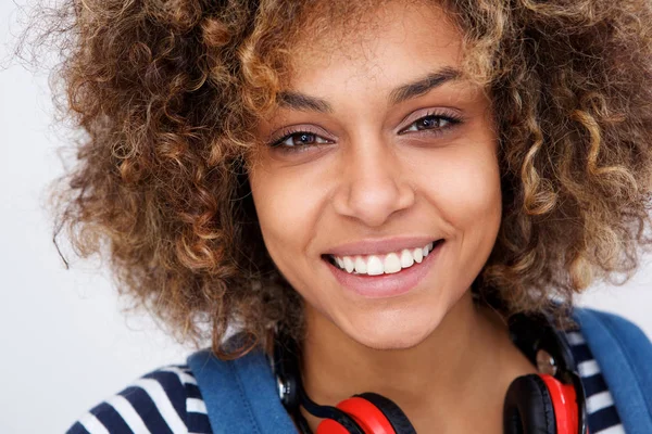 Close Retrato Bela Jovem Mulher Afro Americana Sorrindo — Fotografia de Stock