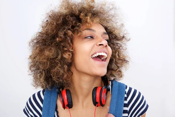 Närbild Porträtt Vackra Unga Afroamerikanska Kvinnan Skrattar Mot Vit Vägg — Stockfoto
