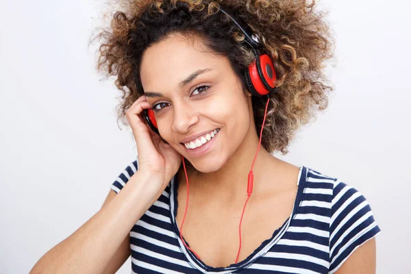 Närbild Porträtt Unga Afroamerikanska Kvinnan Lyssnar Musik Med Hörlurar — Stockfoto
