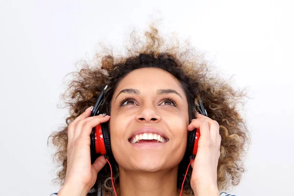 Portret Piękną Młodą Kobietę African American Słuchanie Muzyki Słuchawkach Patrząc — Zdjęcie stockowe
