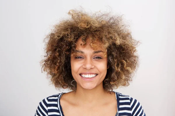 Sluit Vooraan Portret Van Gelukkig Afro Amerikaanse Jonge Vrouw Die — Stockfoto