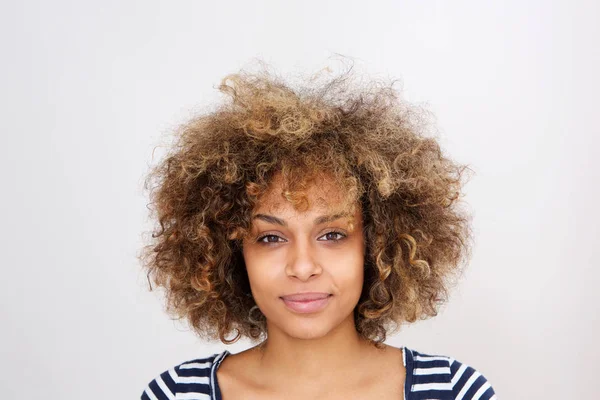 Närbild Porträtt Attraktiva Unga Afroamerikanska Kvinnan Ler Mot Vit Vägg — Stockfoto