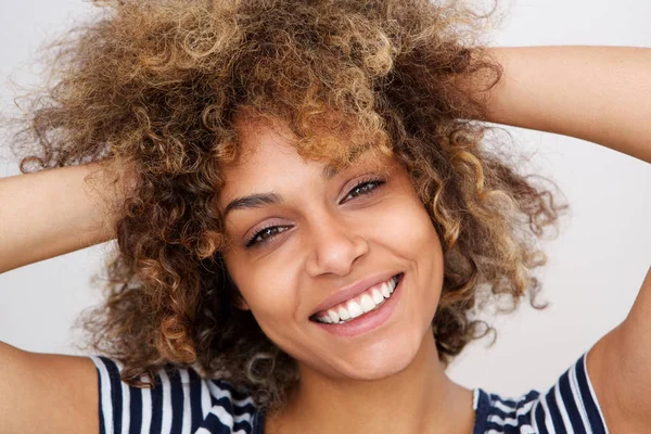 Close Retrato Bela Jovem Mulher Negra Sorrindo Com Mãos Cabelo — Fotografia de Stock