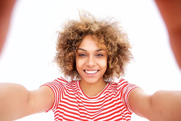 Retrato Bela Jovem Afro Americana Tomando Selfie Contra Fundo Branco — Fotografia de Stock