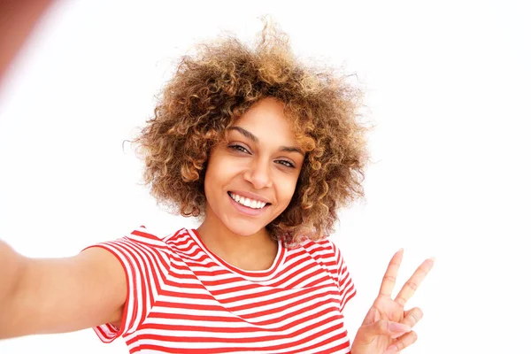 Porträtt Vackra Unga Afroamerikanska Kvinnan Tar Selfie Mot Vit Vägg — Stockfoto