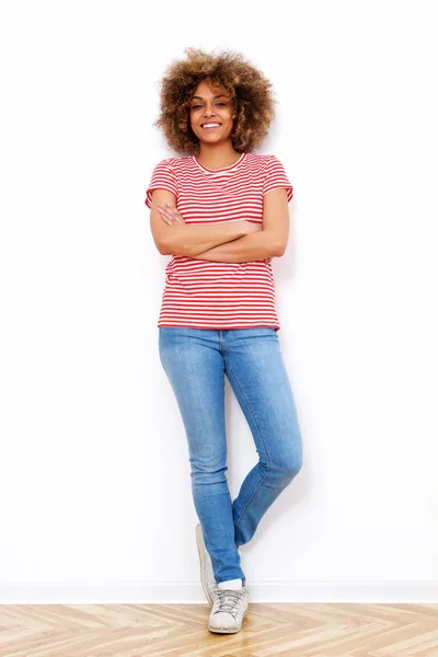 Retrato Completo Una Mujer Africana Sonriendo Contra Una Pared Blanca —  Fotos de Stock