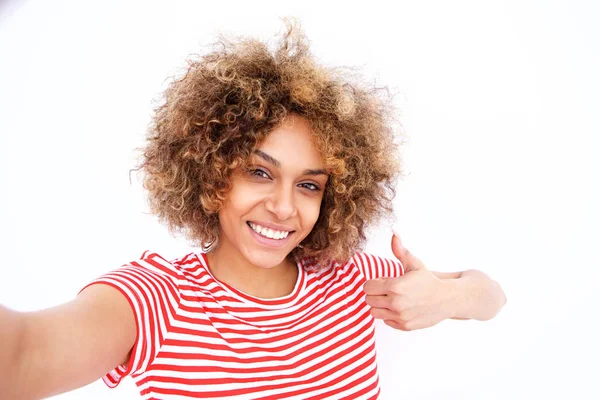 Porträtt Självsäkra Unga Afroamerikanska Kvinnan Tar Selfie Med Tummen Upp — Stockfoto