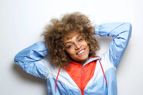 Retrato Feliz Jovem Mulher Negra Sorrindo Com Mãos Atrás Cabeça — Fotografia de Stock