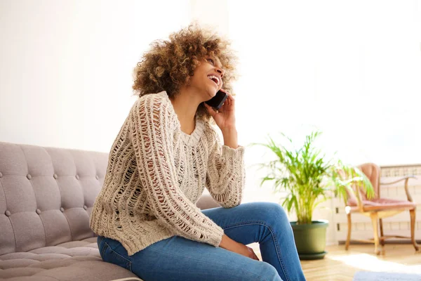 Ritratto Giovane Donna Nera Felice Che Parla Cellulare Casa — Foto Stock