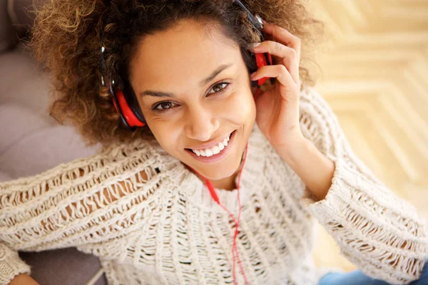 Close Retrato Bela Jovem Afro Americana Sorrindo Com Fones Ouvido — Fotografia de Stock