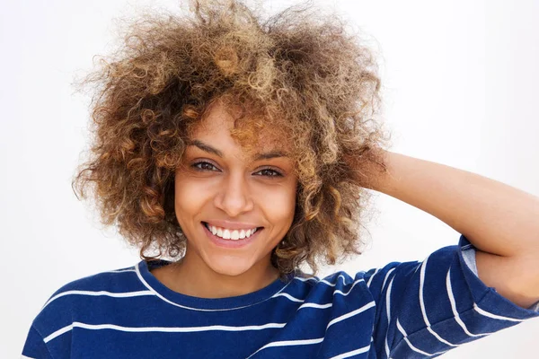 Närbild Porträtt Unga Afrikanska Kvinnan Ler Med Handen Lockigt Hår — Stockfoto