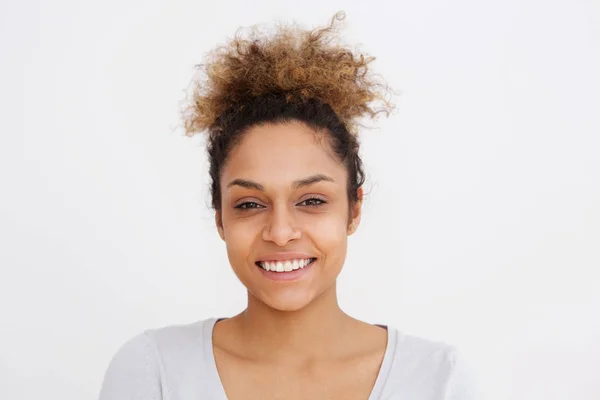 Close Front Retrato Jovem Afro Americana Sorrindo Contra Fundo Branco — Fotografia de Stock