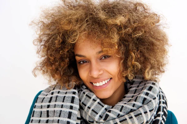 Retrato Cerca Cara Mujer Afroamericana Sonriendo Con Bufanda — Foto de Stock