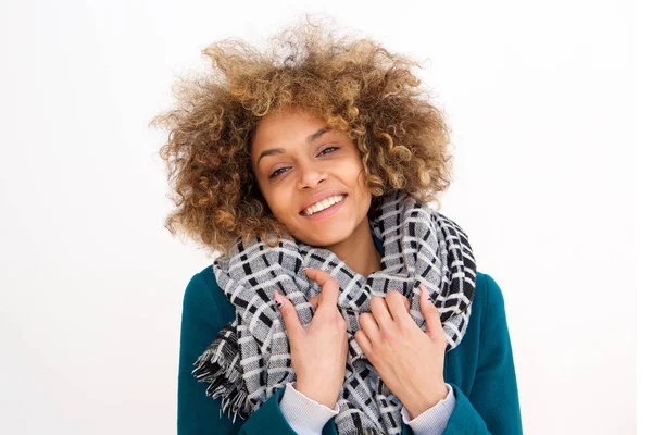 Retrato Hermosa Chica Afroamericana Sonriendo Con Abrigo Invierno Bufanda Sobre — Foto de Stock