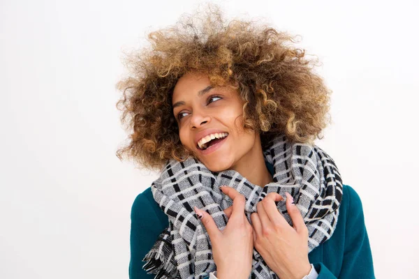 Portret Van Prachtige Afrikaanse Amerikaanse Vrouw Die Lacht Met Winterjas — Stockfoto