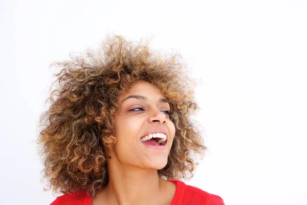 Kıvırcık Saçlı Gülen Ile Güzel Siyah Genç Kadın Portresi Kapatın — Stok fotoğraf