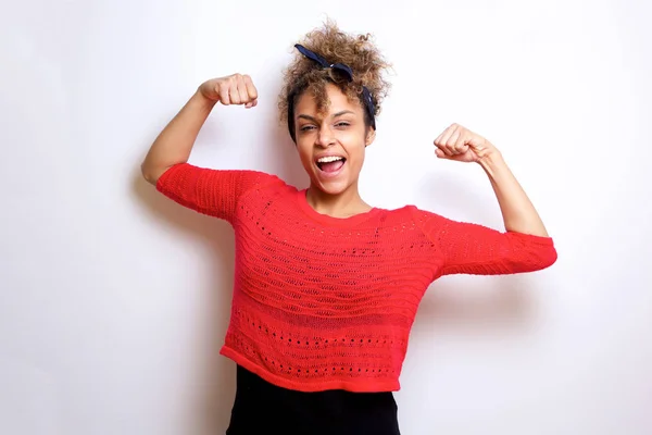 Porträtt Friska Unga Afroamerikanska Kvinna Flexar Arm Muskler — Stockfoto