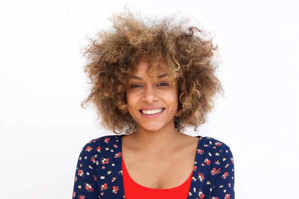 Retrato Una Joven Negra Sobre Fondo Blanco Sonriendo — Foto de Stock