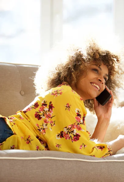 Retrato Uma Jovem Feliz Deitada Sofá Casa Conversando Com Telefone — Fotografia de Stock