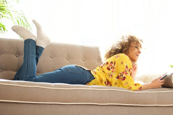 Retrato Uma Jovem Feliz Sentada Sofá Casa Com Telefone Celular — Fotografia de Stock