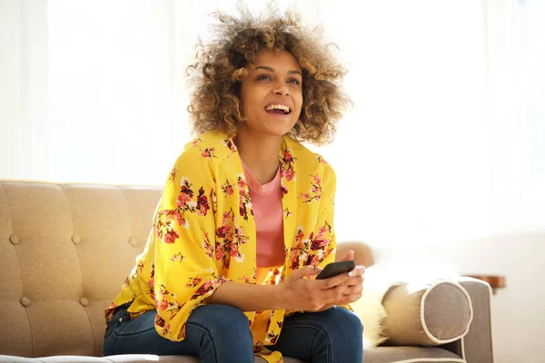 Retrato Jovem Afro Americana Sorrindo Com Celular Casa — Fotografia de Stock